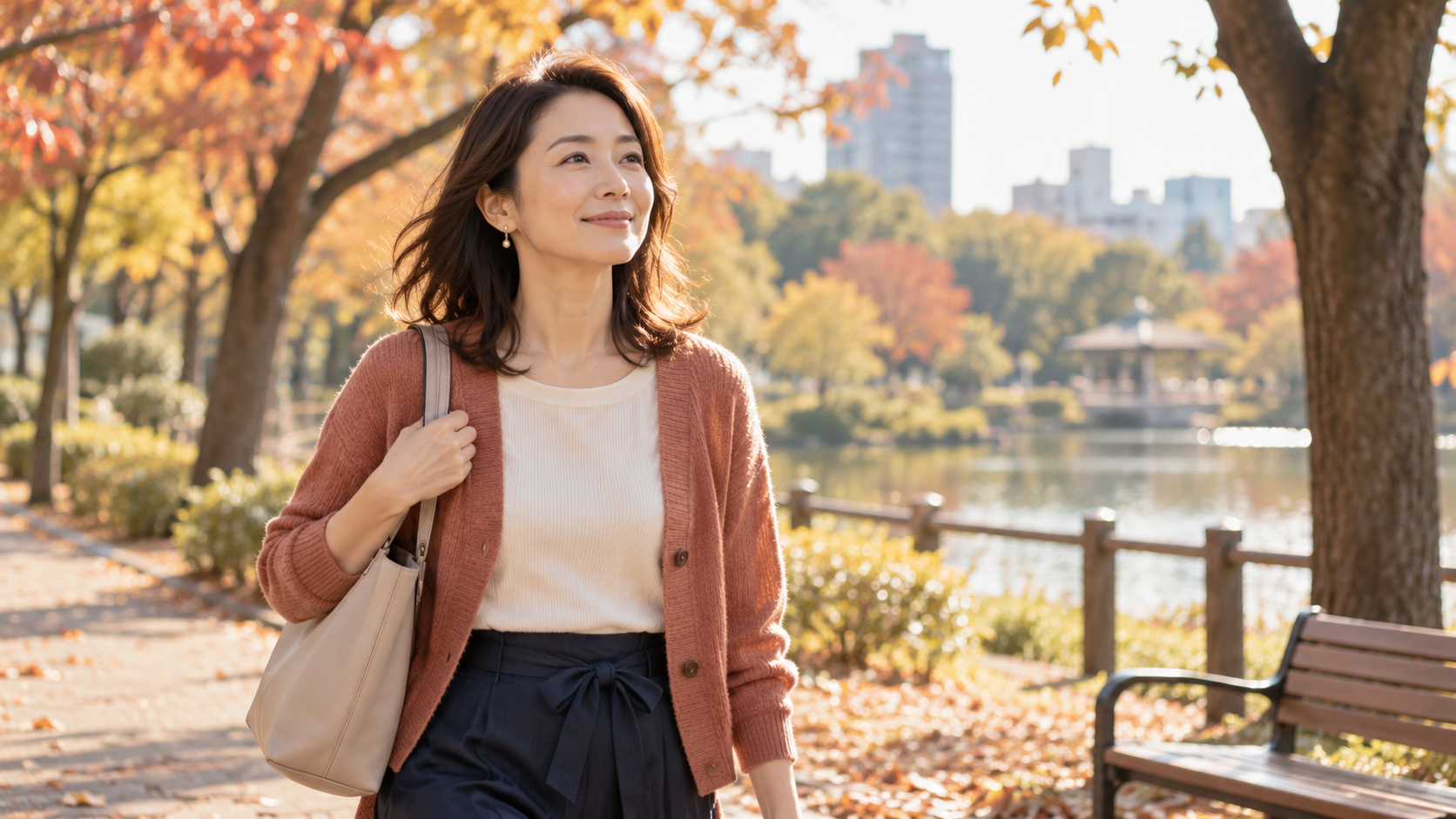 自分の時間を大切にしながら公園を歩く30代女性