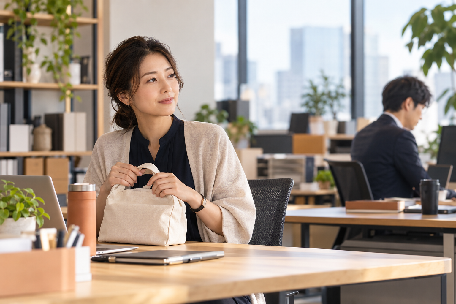 職場で昼食の誘い方を考える女性
