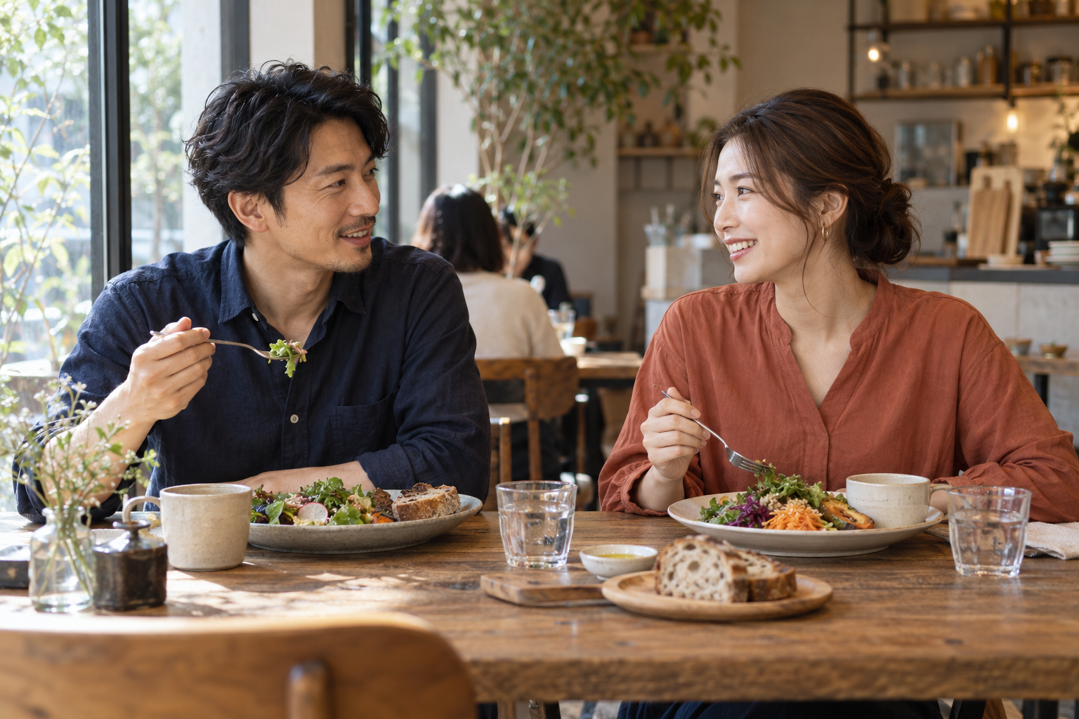 昼休みに食事をする職場の男女