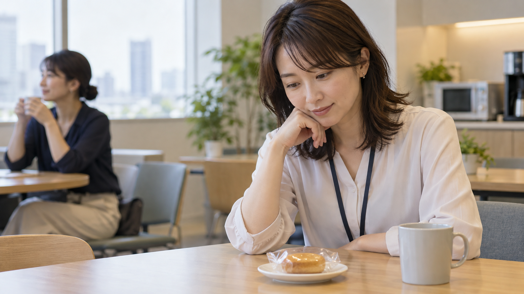 休憩室で小さな差し入れを渡すか考える女性のAI生成イメージ