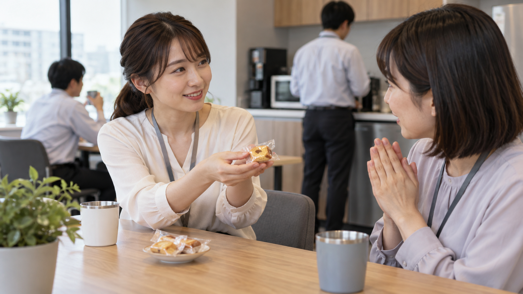 職場で差し入れを渡す前に相手の都合を尋ねるAI生成イメージ