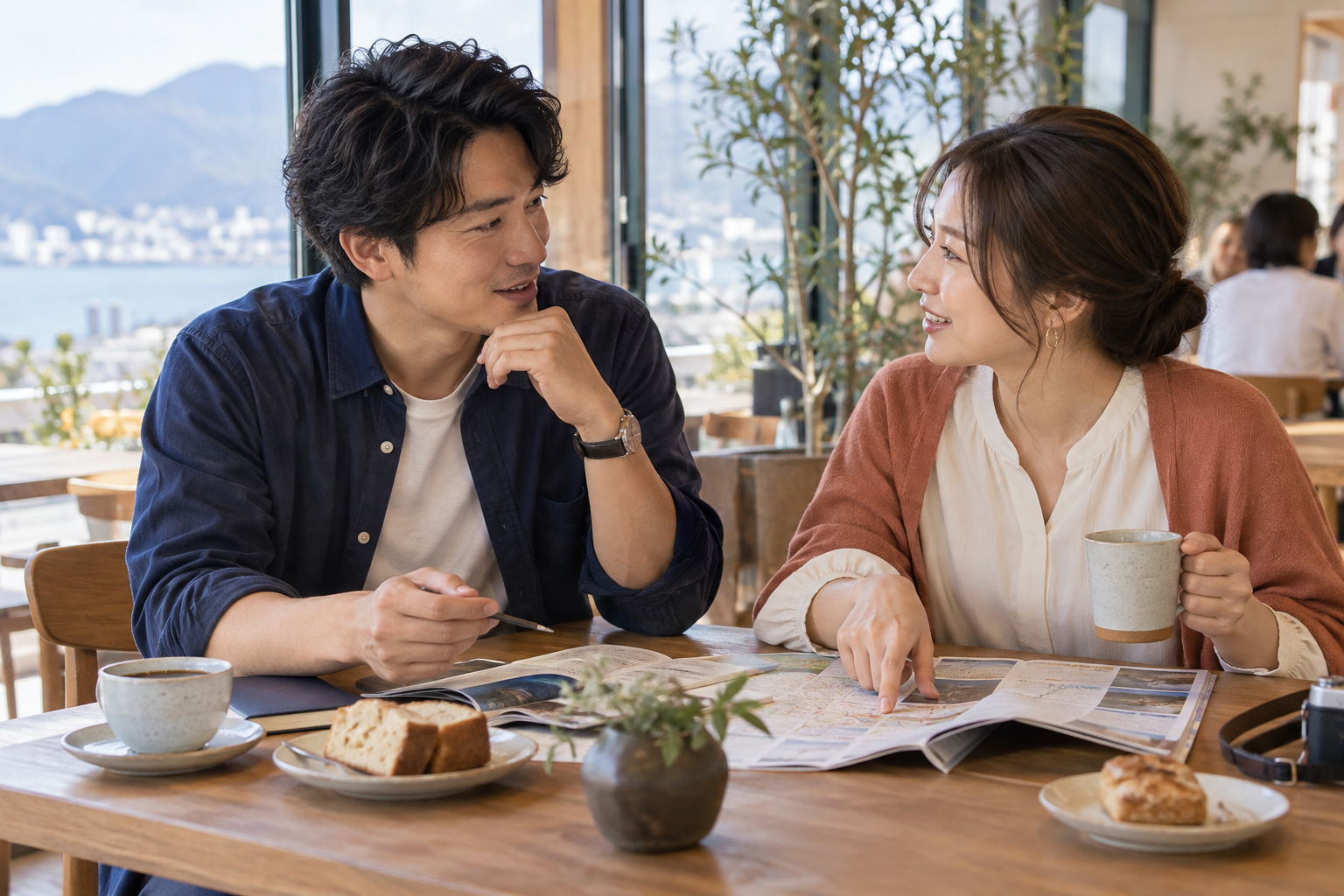 カフェで休日の予定を落ち着いて相談する男女